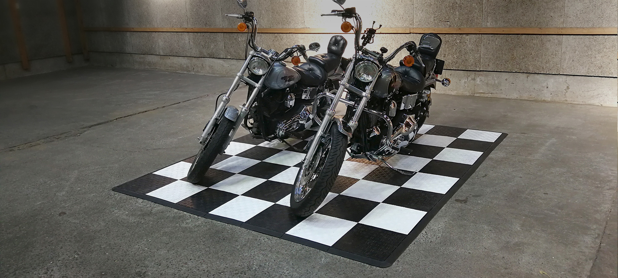 おしゃれなバイクガレージ タイル 床イメージ2