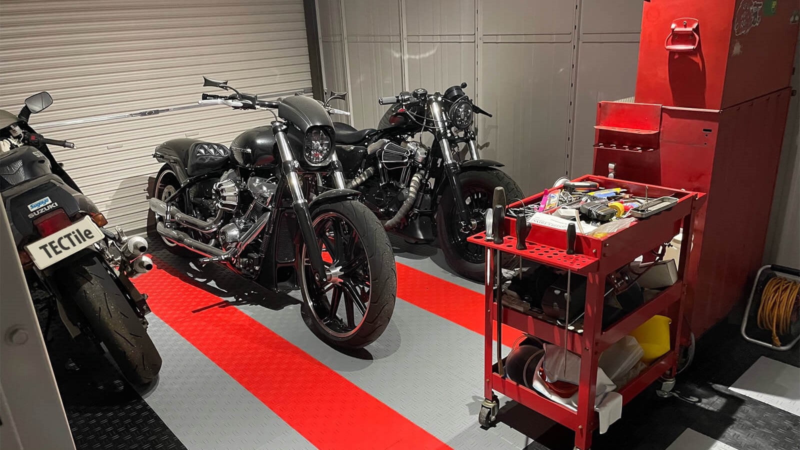 バイクガレージ