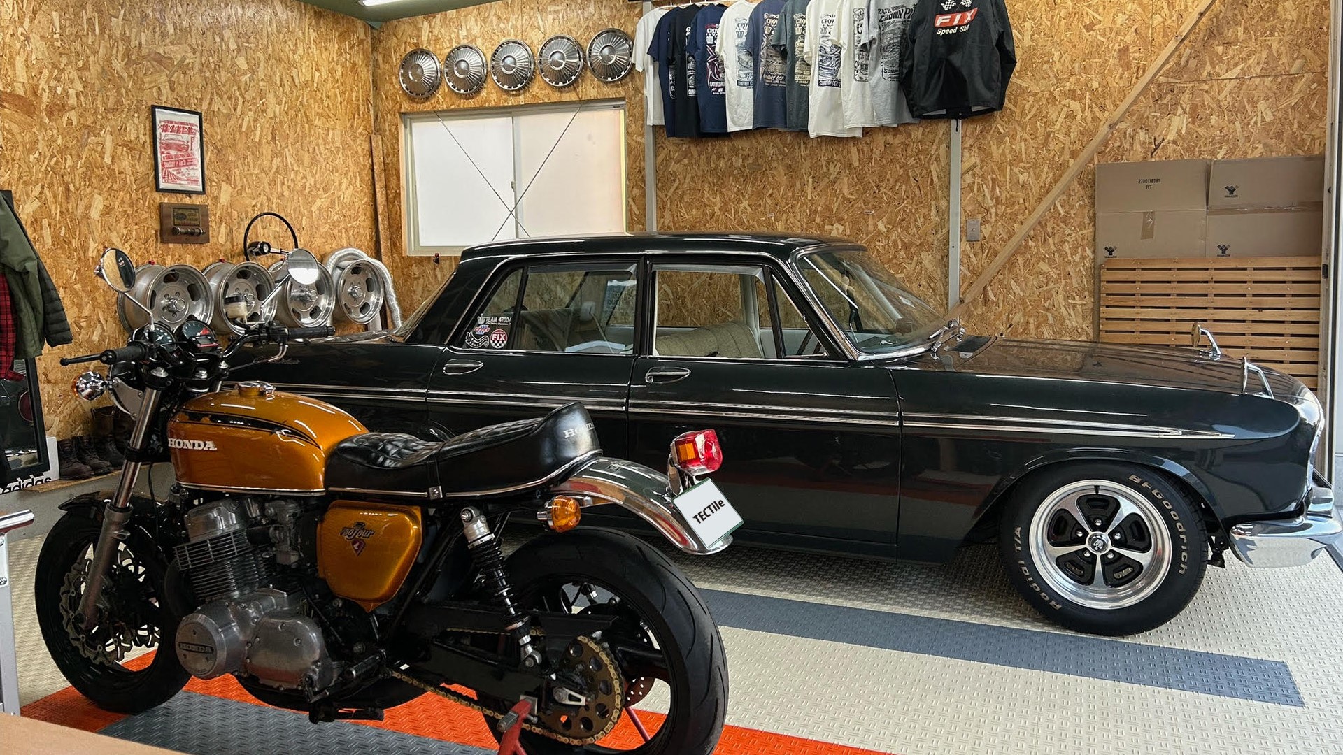 おしゃれなバイクガレージ